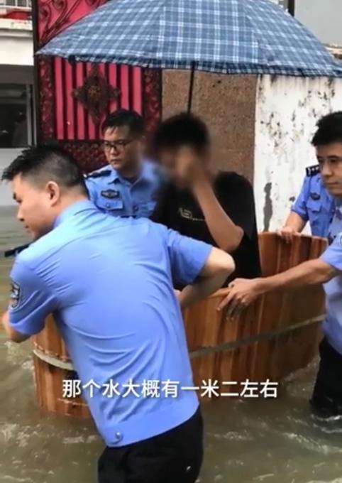 목욕통 타고 고사장으로 향하는 중국 수험생