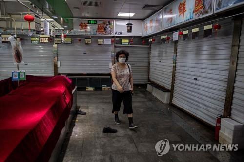 지난달 20일 코로나19 발생 후 문을 닫은 베이징 신파디시장 해산물 판매구역