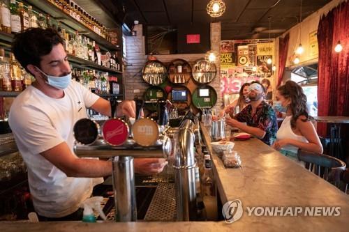 6월 4일(현지시간) 이스라엘의 지중해 도시 텔아비브에 있는 한 술집에서 손님들이 마스크를 쓰고 있다. [로이터=연합뉴스 자료사진]