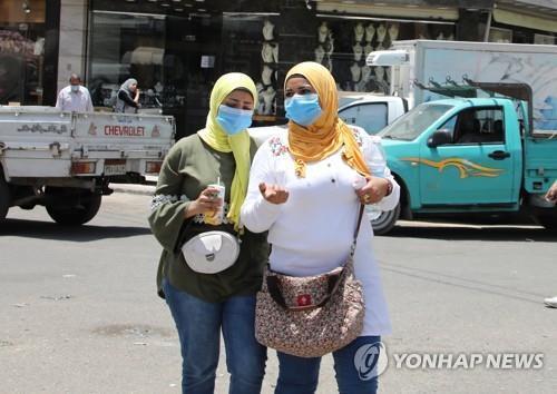 지난 6월 11일 이집트 수도 카이로의 한 거리에서 마스크를 쓰고 걷는 시민들.[EPA=연합뉴스 자료사진] 