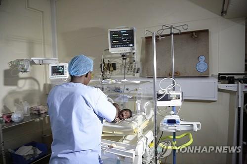 지난 2월 4일 짐바브웨 하라레 아동병원에서 한 간호사가 신생아를 돌보고 있다. 