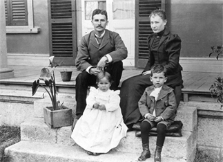 유진 벨 선교사가 아내 로티, 아들 헨리, 딸 살럿(왼쪽 위부터 시계방향)과 함께 1901년 전남 목포 집 앞에서 찍은 사진. [유진벨재단 제공. 재판매 및 DB 금지]