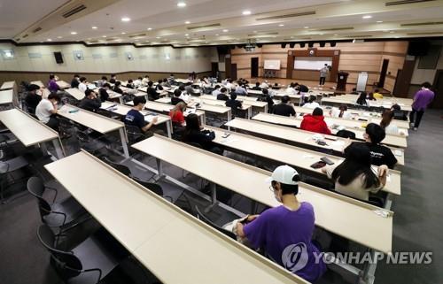 거리두기 유지하며 기말고사