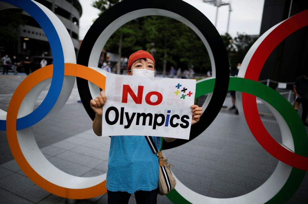 올림픽 개최 반대하는 일본 시민.