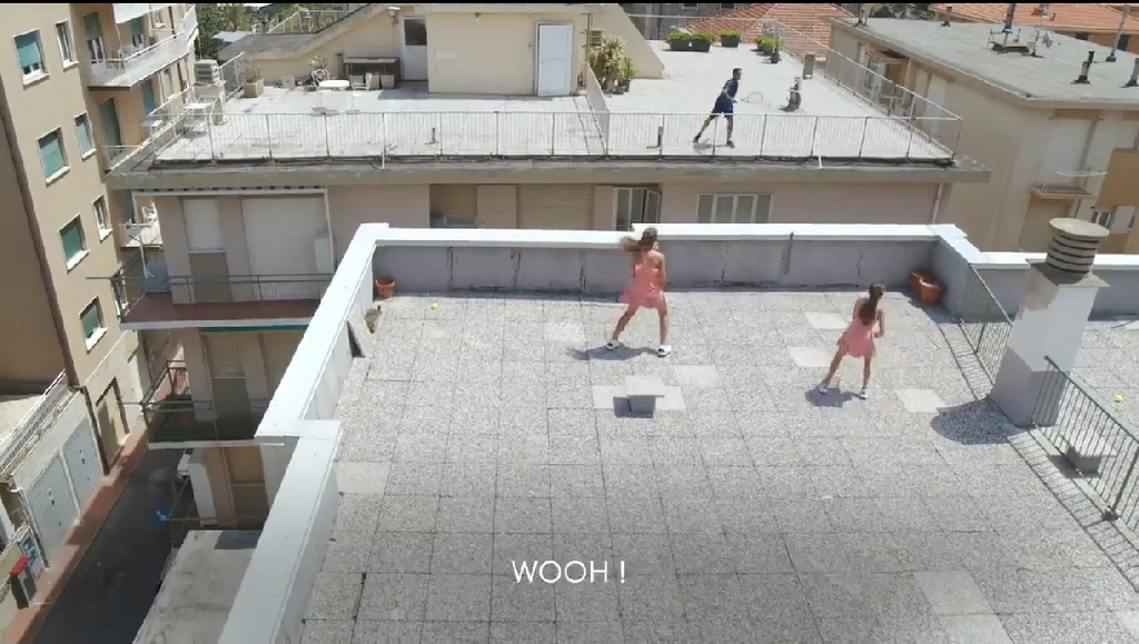 지붕 위에서 테니스 대결을 벌이는 페더러(위)와 이탈리아 소녀들.