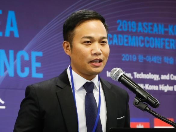 한 학술회의서 스피치 하는 칼리막 회장