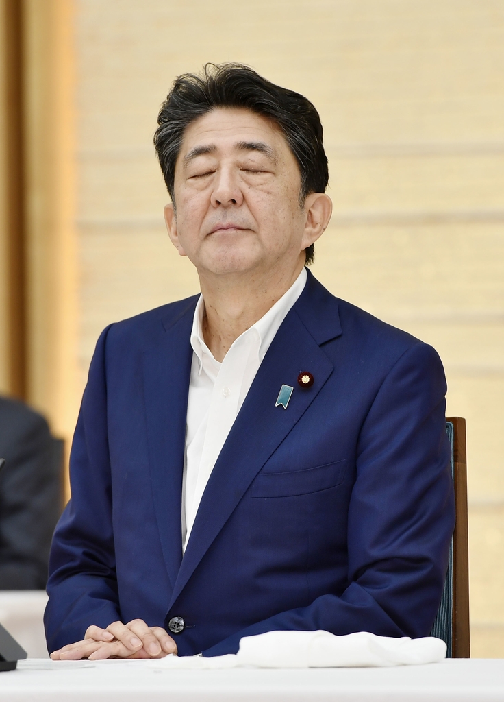 (도교 교도=연합뉴스) 아베 신조 일본 총리가 3일 오후 관저에서 열린 당정회의에서 야마구치 나쓰오 공명당 대표가 발언하는 동안 눈을 감고 있다. 