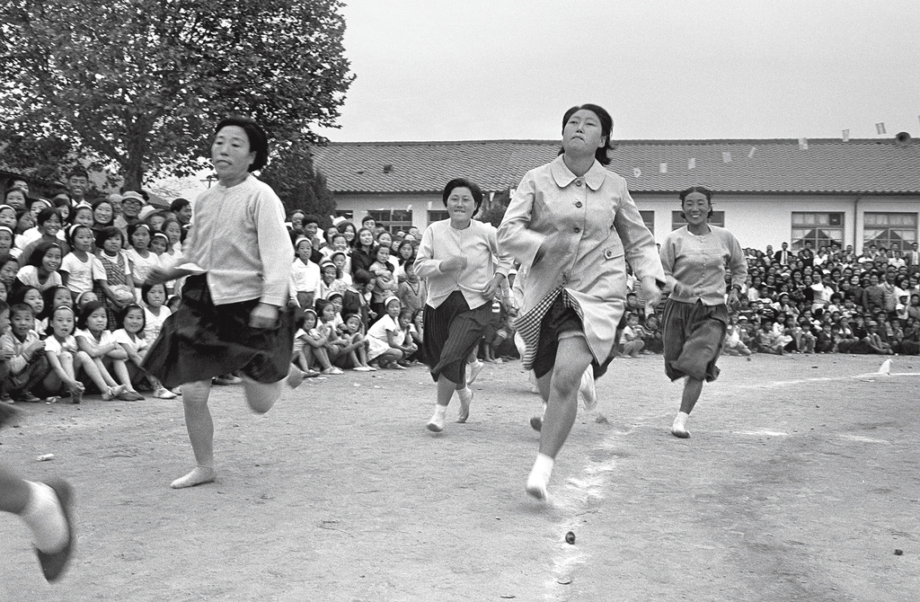 인천 주안초등학교에서 엄마들도 맨발로 달리기에 나섰다. 1968년 [한치규 제공] 