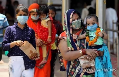 인도 뉴델리에서 마스크를 쓴 주민. [EPA=연합뉴스]