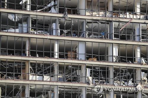 대규모 폭발이 일어난 다음날인 5일(현지시간) 레바논 베이루트 내 한 빌딩의 모습 [AP=연합뉴스]