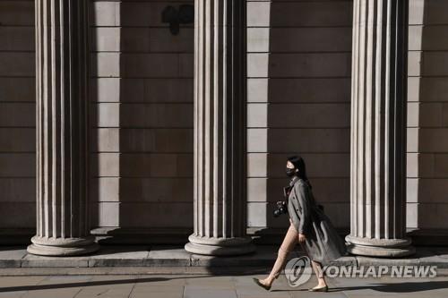 영란은행 앞을 마스크를 쓰고 지나가는 행인 [AFP=연합뉴스]