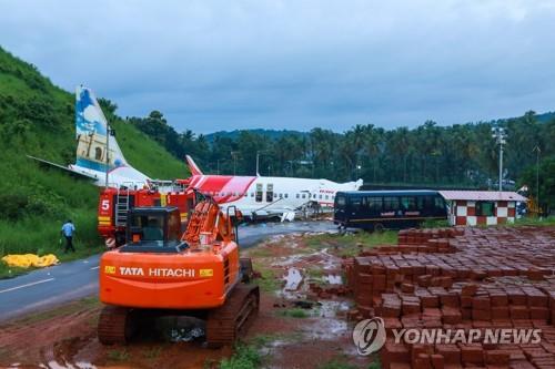 '인도 사고 여객기' 블랙박스 회수…활주로 위험성 부각
