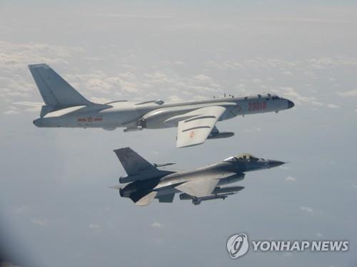 지난 2월 대만 인근 바시해협을 비행하는 중국군 H-6 폭격기(아랫쪽)와 대만 F-16 전투기(윗쪽)[대만 국방부 제공. EPA=연합뉴스 자료사진. 재판매 및 DB 금지]