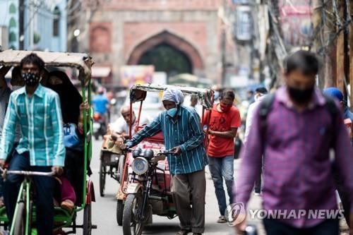 마스크를 쓰고 거리를 지나가는 인도 뉴델리 주민. [AFP=연합뉴스]