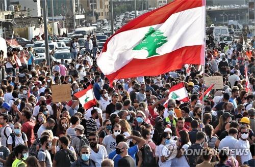 11일(현지시간) 레바논 수도 베이루트에서 벌어진 반정부 시위.[EPA=연합뉴스]