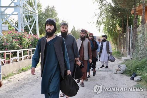 아프가니스탄 수도 카불에서 풀려나는 탈레반 포로들. [AFP=연합뉴스]