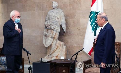 14일 레바논을 방문한 모하마드 자바드 자리프 이란 외무장관(좌)이 미셸 아운 레바논 대통령을 만나 인사하고 있다.[AFP=연합뉴스]