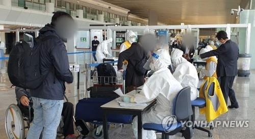 문진받는 이탈리아 교민과 유학생들