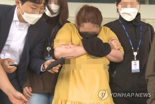 영장 실질심사 향하는 의붓어머니