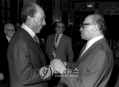 1977년 11월 19일(현지시간) 예루살렘에서 손을 잡은 안와르 사다트 이집트 대통령(왼쪽)과 메나헴 베긴 이스라엘 총리[EPA=연합뉴스 자료사진]