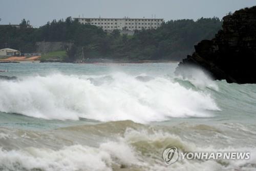 태풍 하이선 접근…높아진 오키나와 해안의 파도