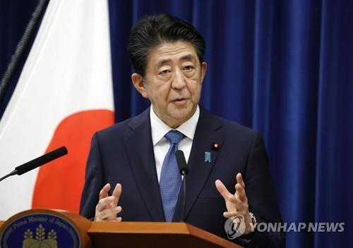 아베 신조 일본 총리가 지난달 28일 총리관저에서 기자회견을 하고 있다. 아베 총리는 이 자리에서 사의를 밝혔다. 차기 총리로 유력한 스가 요시히데 관방장관은 '아베 내각 계승'을 표방하고 있다. [교도=연합뉴스 자료사진]