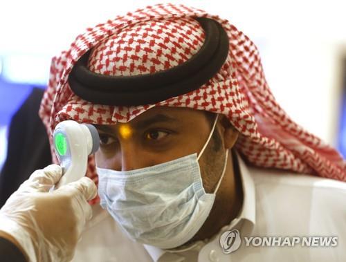 사우디아라비아 제다의 영화관에서 체온을 재는 시민