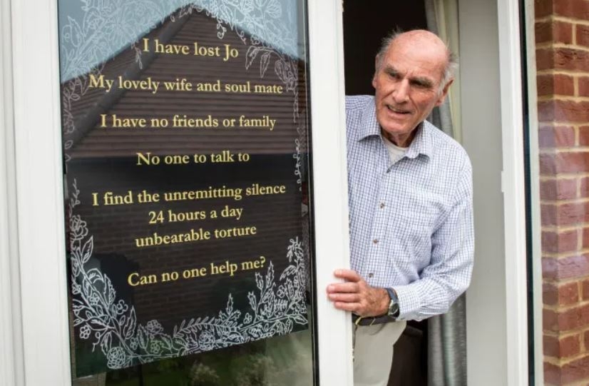 창문에 외로움을 호소하는 문구를 붙여 놓은 토니 윌리엄스(75) 할아버지