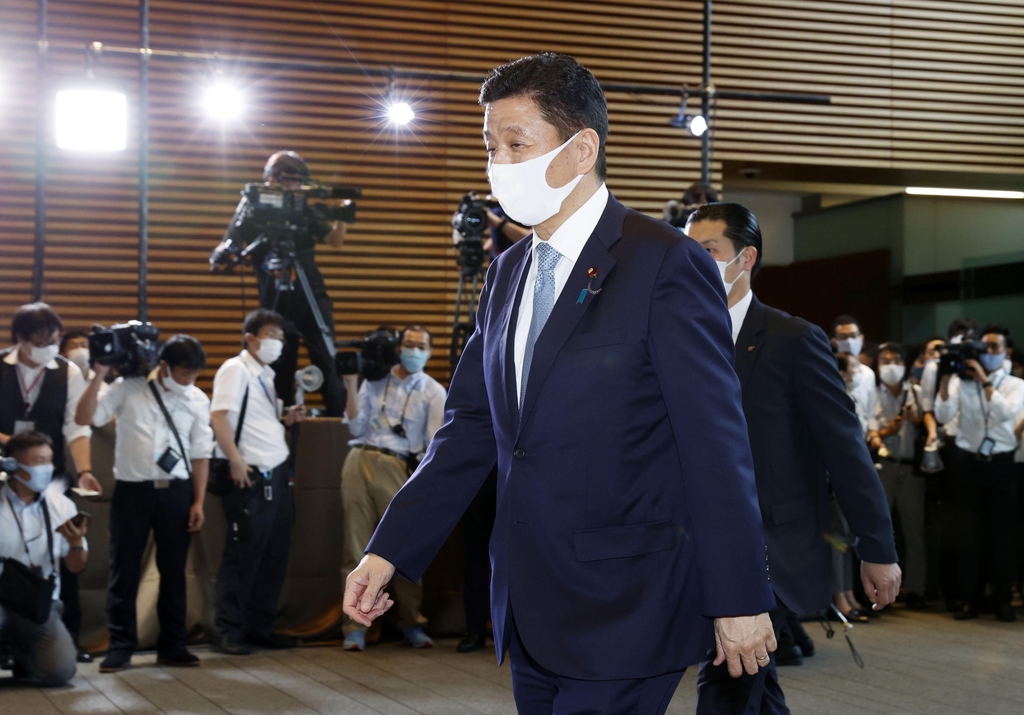 (도쿄 교도=연합뉴스) 기시 노부오(岸信夫) 일본 신임 방위상이 16일 오후 총리 관저로 들어가고 있다. 