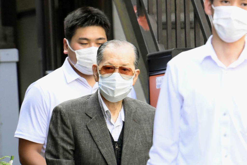 (도쿄 교도=연합뉴스) 일본 경시청 수사관들이 18일 건강기구 판매업체 '저팬 라이프'의 야마구치 다카요시 전 회장 자택에서 체포영장을 집행하고 있다. 