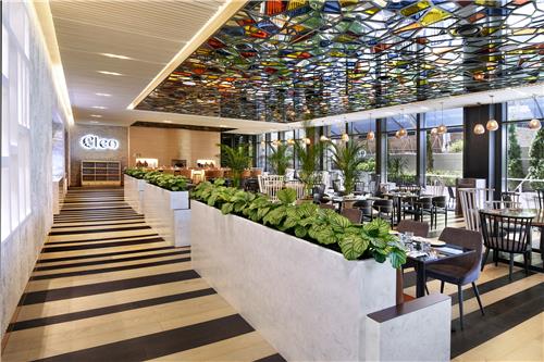 1층 레스토랑 '클레오'의 천정은 미술가 몬드리안의 작품에서 영감을 받아 디자인했다. [몬드리안 서울 이태원 제공]