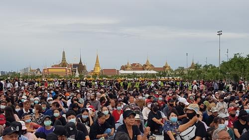 태국 왕궁 옆에서 열린 대규모 반정부 집회에 참석한 시민들. 2020.9.19