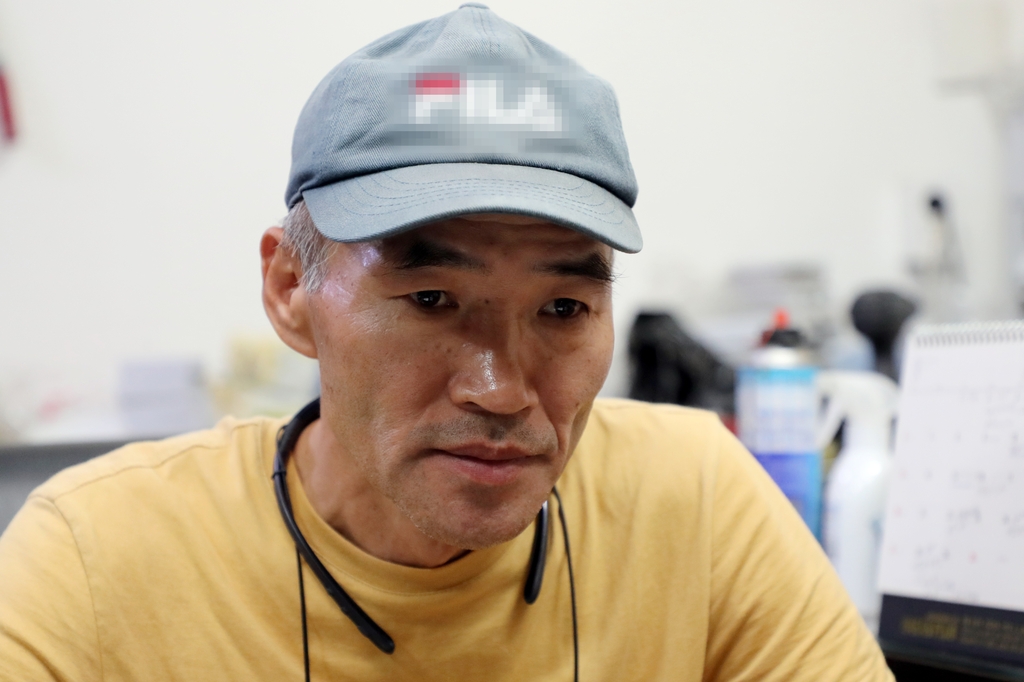 인터뷰 하는 북한 피격 사망 공무원의 형 이래진(55) 씨