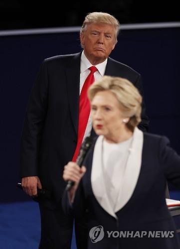 2016년 미국 대선후보 2차 TV토론에서 공화당 후보 도널드 트럼프(왼쪽)가 발언하는 민주당 후보 힐러리 클린턴 뒤에 있는 모습 [EPA=연합뉴스]