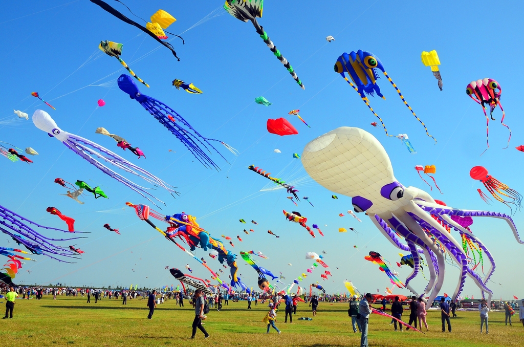 Players fly various creative kites at Weifang Binhai Economic and Technological Development Zone on September 26.