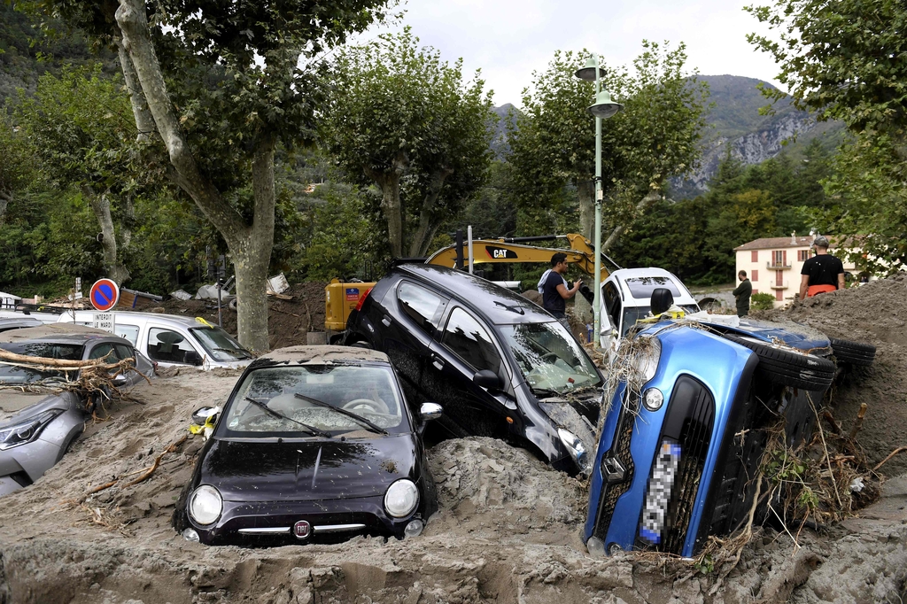 프랑스 남동부. 홍수 피해로 차들이 뒤엉켜 있다. 2020.10.4