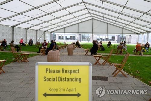 "2m 떨어져 앉아주세요"