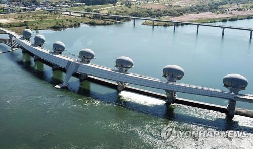 남한강 물 흘려보내는 이포보[연합뉴스 자료사진]