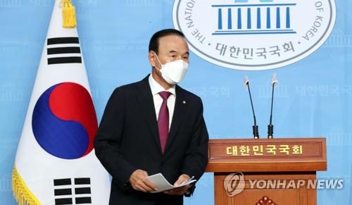 탈당 기자회견하는 박덕흠 의원