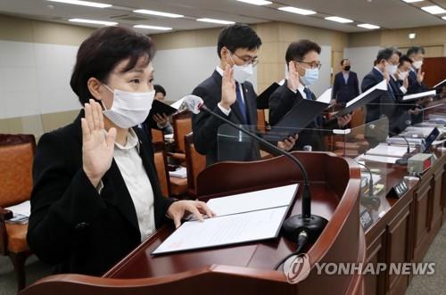 선서하는 김현미 국토부 장관