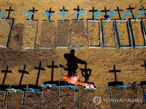 브라질의 코로나19 사망자 무덤(자료사진)