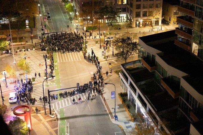 미국 노스웨스턴대학 학생들이 대학경찰 퇴출 및 총장 퇴진을 요구하며 행진하고 있다. [출처=데일리 노스웨스턴 / 재판매 및 DB 금지]