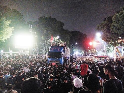 밤늦은 시간에도 총리실 밖에서 계속된 반정부 집회. 2020.10.14[방콕=김남권 특파원]