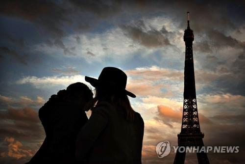 해질녘 프랑스 파리의 에펠탑