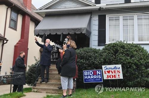 유년시절 살았던 펜실베이니아 스크랜턴의 옛 집을 찾은 조 바이든 민주당 대선후보 [AFP=연합뉴스]