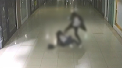 지난 7일 남성이 여성을 발로 차는 장면이 담긴 부산 덕천지하상가 CCTV