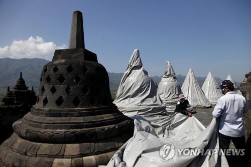 므라피 화산 폭발 대비해 화산재 보호막 씌운 보로부두르 사원