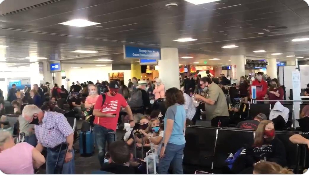 추수감사절 여행객으로 북새통을 이룬 애리조나주 피닉스 스카이하버 국제공항