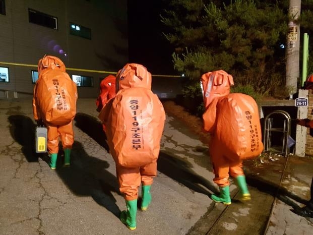 유해화학물질 누출사고현장 출동한 소방관들
