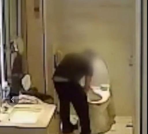 고객용 수건으로 변기 청소하는 중국 고급호텔 직원